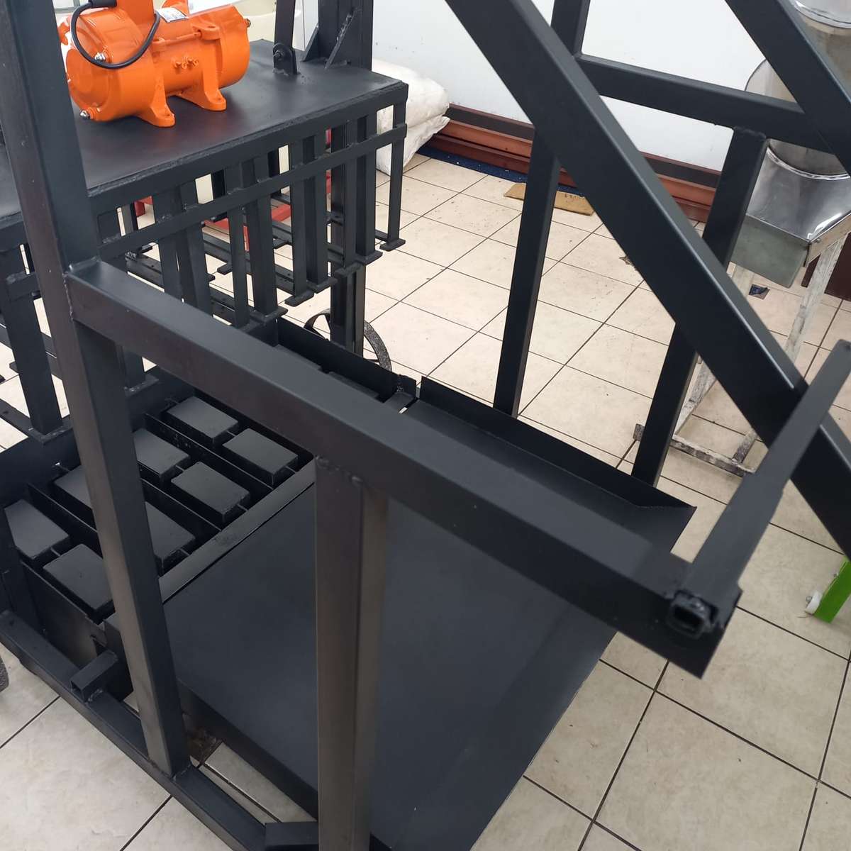 TL Store M140 Hollow Block 6 Per Drop Electric Brick Making Machine