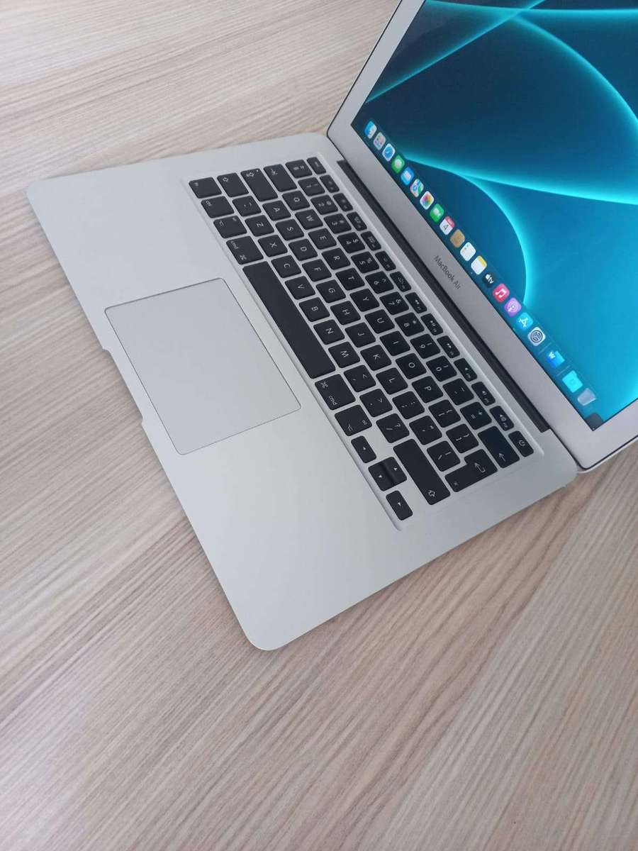 Macbook Air 13inch Silver , 8GB RAM 128GB SSD (Pre-Owned)