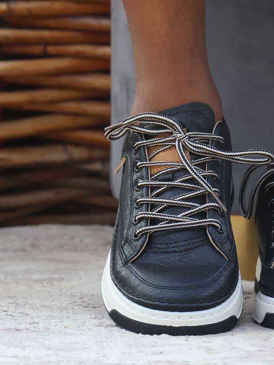 Grit Leather Laced Sneaker - Black