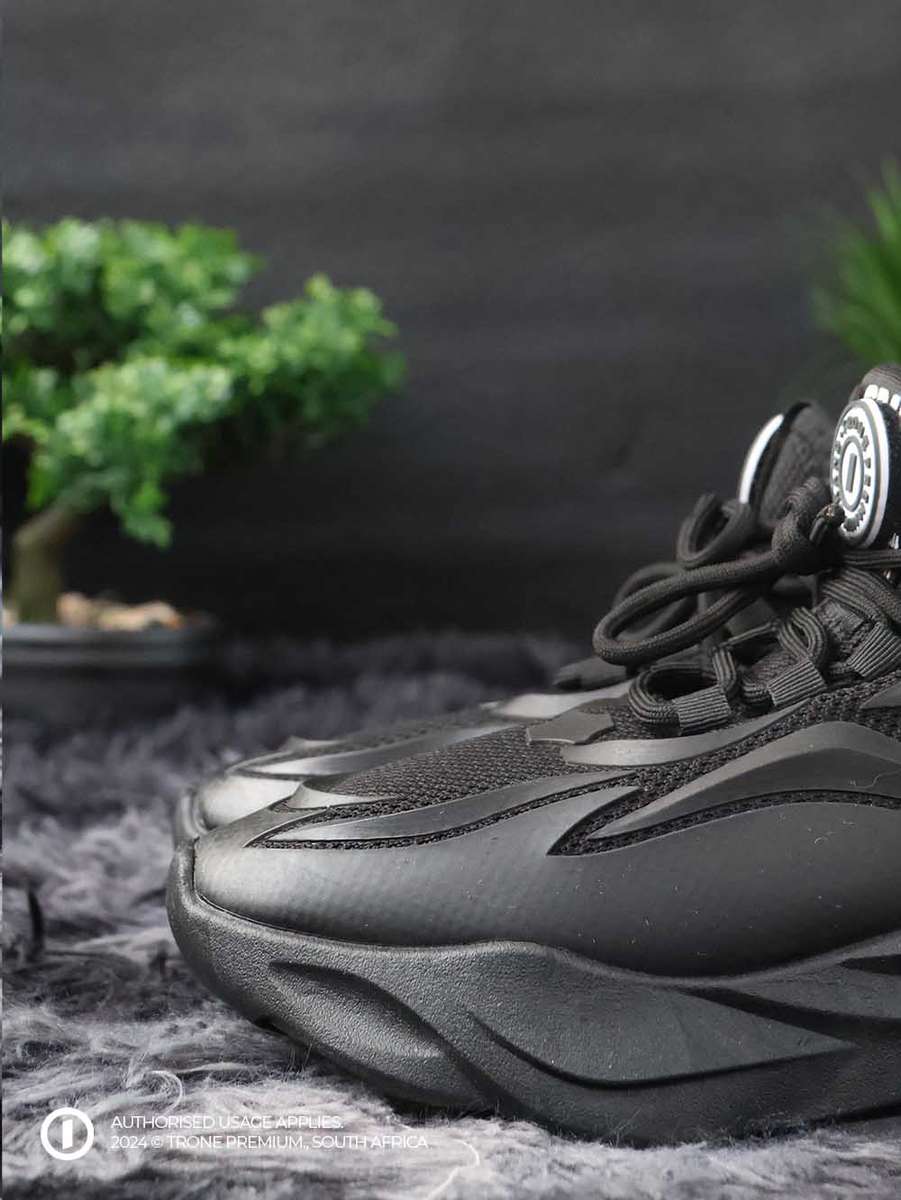 Obsession Cut Sneakers - Black