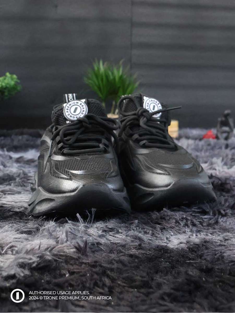 Obsession Cut Sneakers - Black