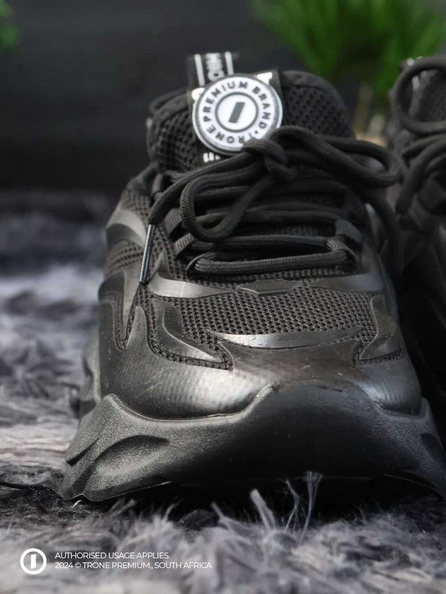 Obsession Cut Sneakers - Black