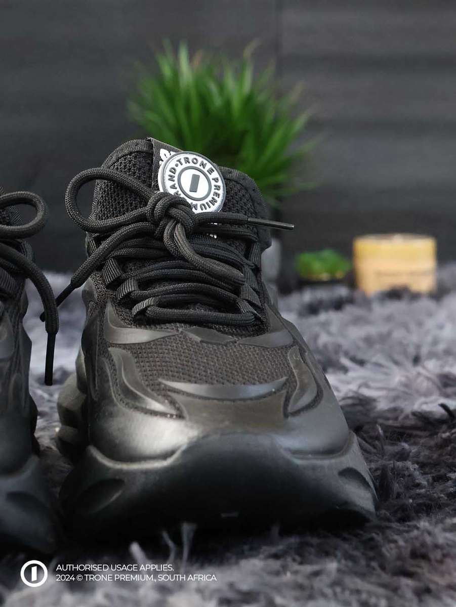 Obsession Cut Sneakers - Black