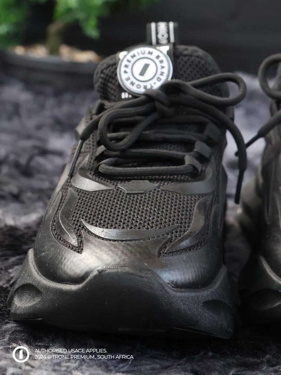 Obsession Cut Sneakers - Black