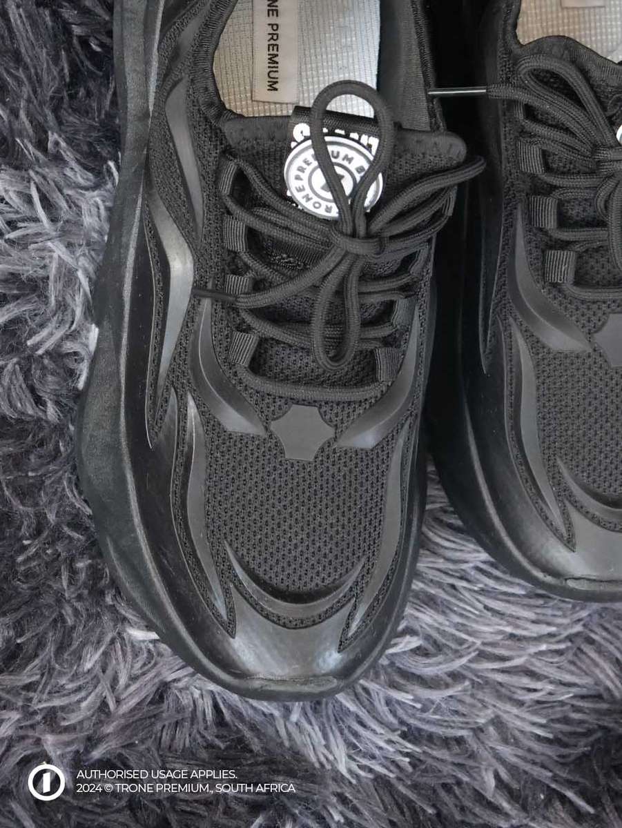 Obsession Cut Sneakers - Black