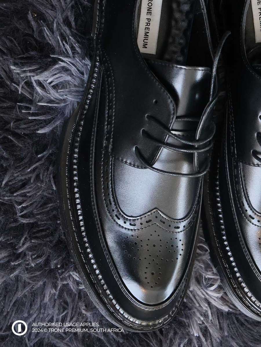 Trone Wing-tip Brogues - Black