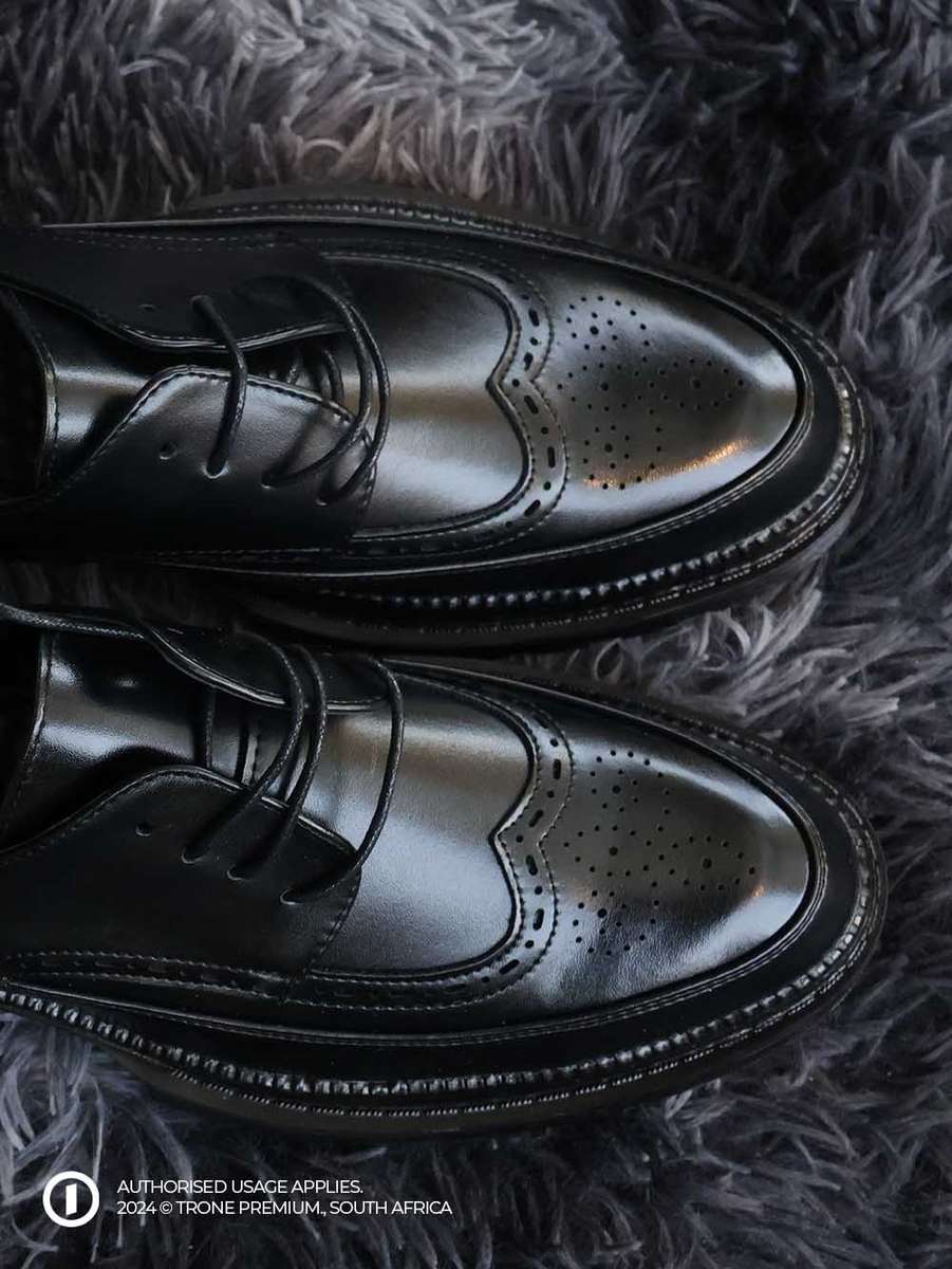 Trone Wing-tip Brogues - Black