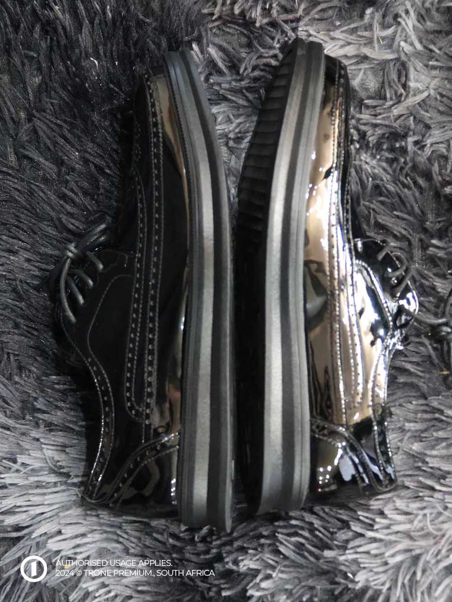 Trone Carrington Loafers - Gloss Black