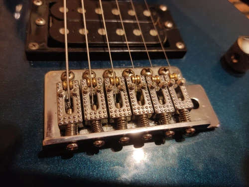 Strat saddles with brass rollers - set of 6