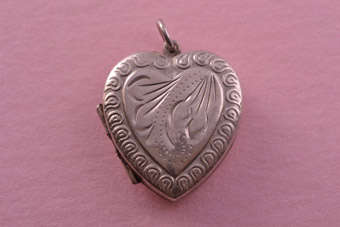 Silver Vintage Locket |  |
