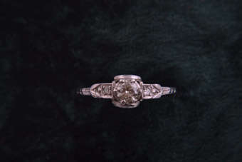 18ct White Gold Ring  |  |