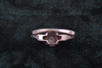 18ct White Gold Ring  |  |