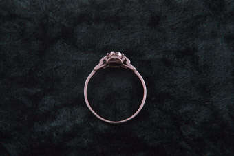 18ct White Gold Ring  |  |