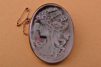 9ct Gold Vintage Brooch |  |