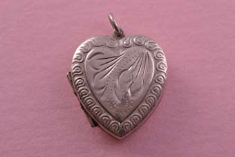 Silver Vintage Locket |  |