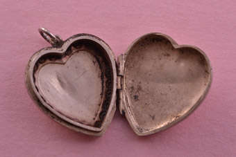 Silver Vintage Locket |  |