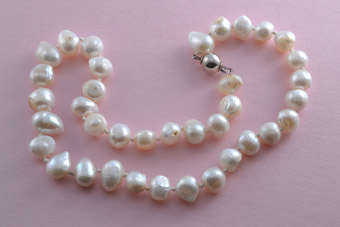 Modern Pearl Necklace  |  |