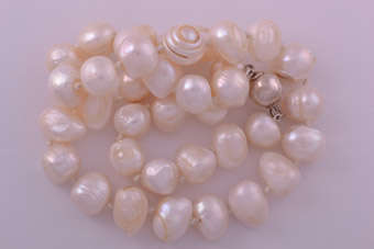 Modern Pearl Necklace |  |