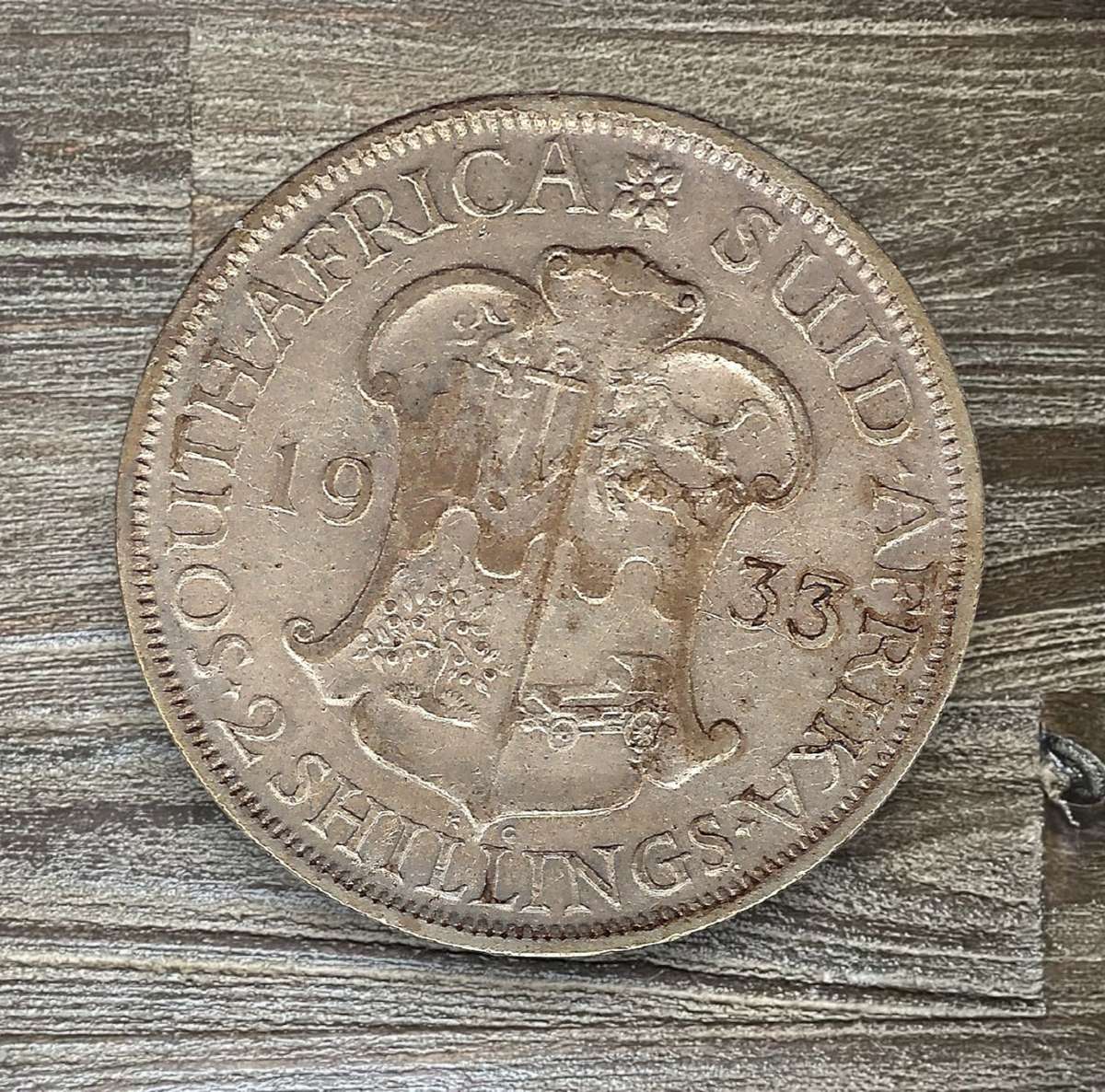 1933 *** 2 Shilling *** Decent VF-