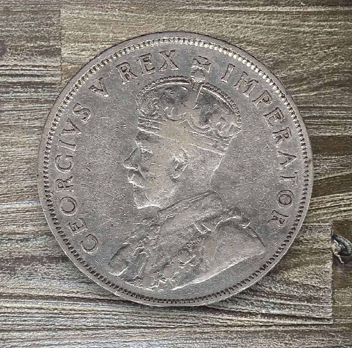 1933 *** 2 Shilling *** Decent VF-