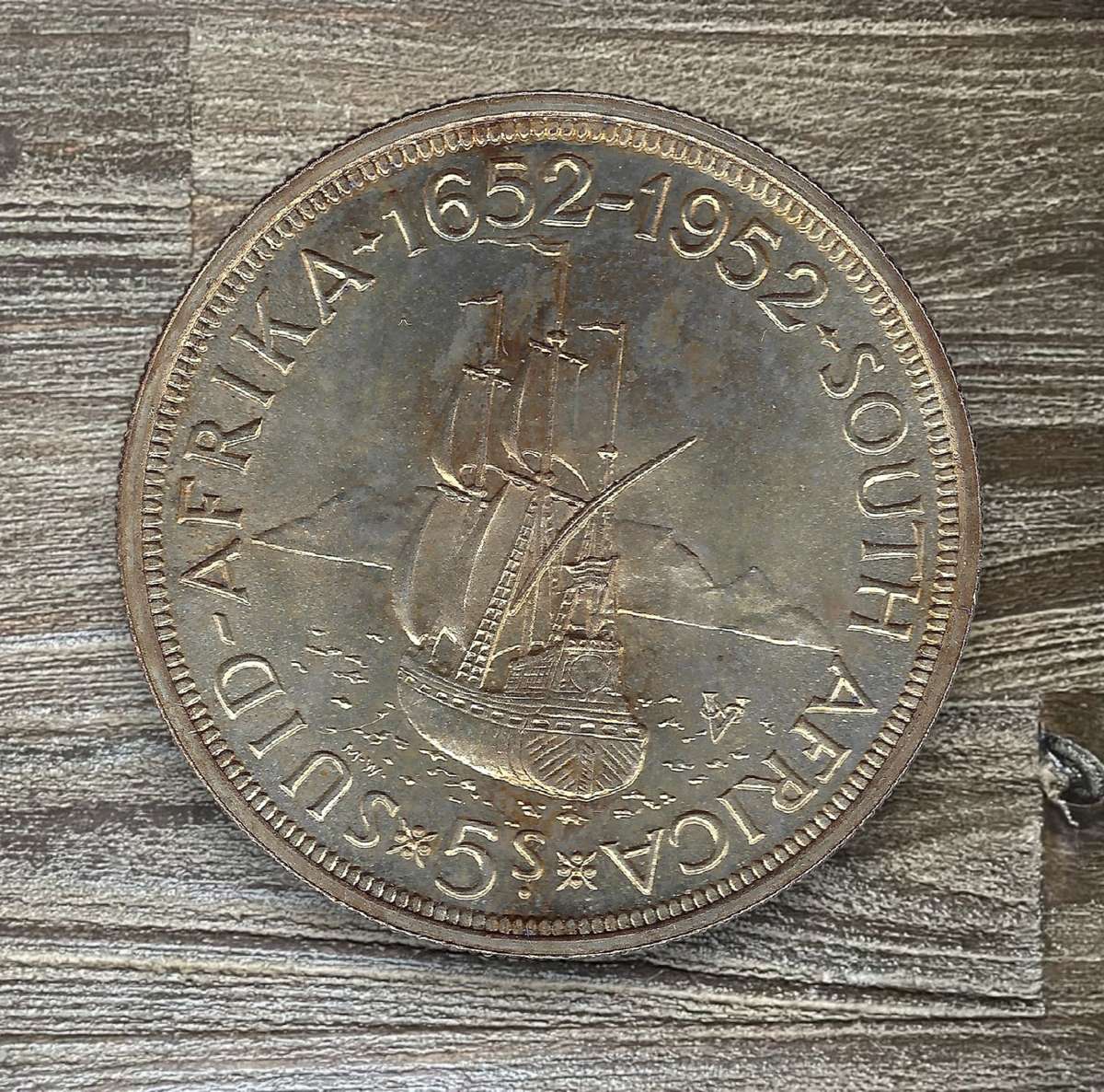 1952 *** 5 Shilling *** Excellent condition, better than the scan