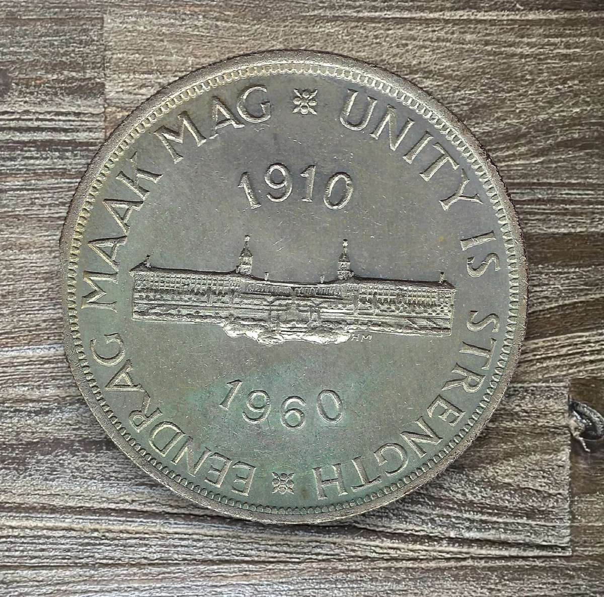 *** 5 Shilling *** Beautiful toning, highly collectable unc