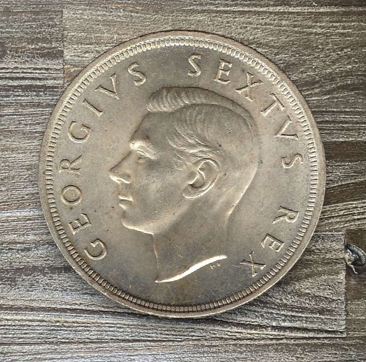 1952 *** 5 Shilling *** Very good quality with a hint of mint bloom