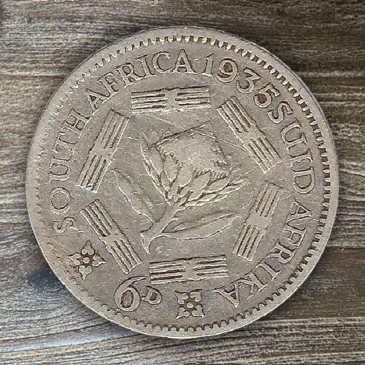 1934 *** 6 Pence *** 80% silver, Worn filler