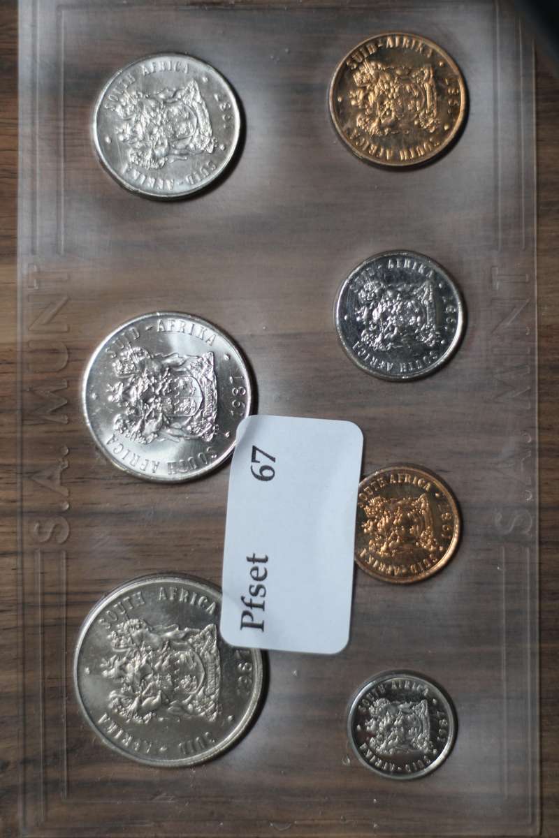 1987 *** Uncirculated set with Nickel R1