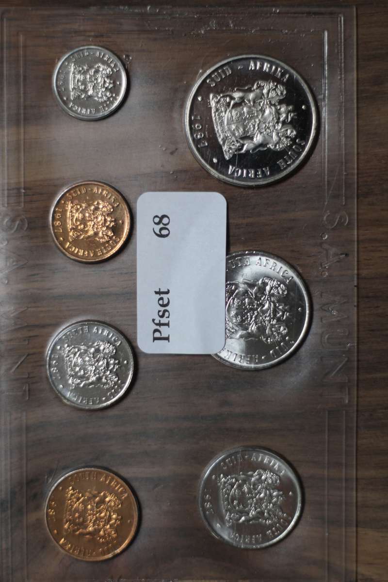 1987 *** Uncirculated set with Nickel R1