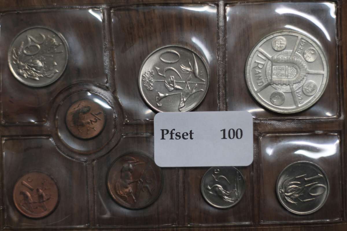 1974 *** Uncirculated set with Silver R1