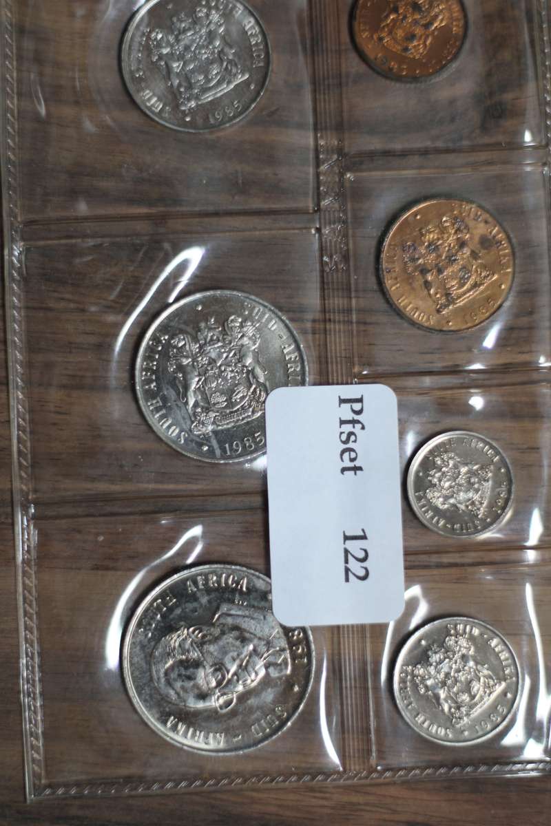 1985 *** Uncirculated set with Nickel R1