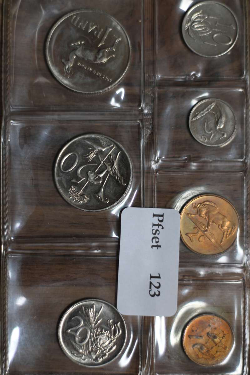 1985 *** Uncirculated set with Nickel R1