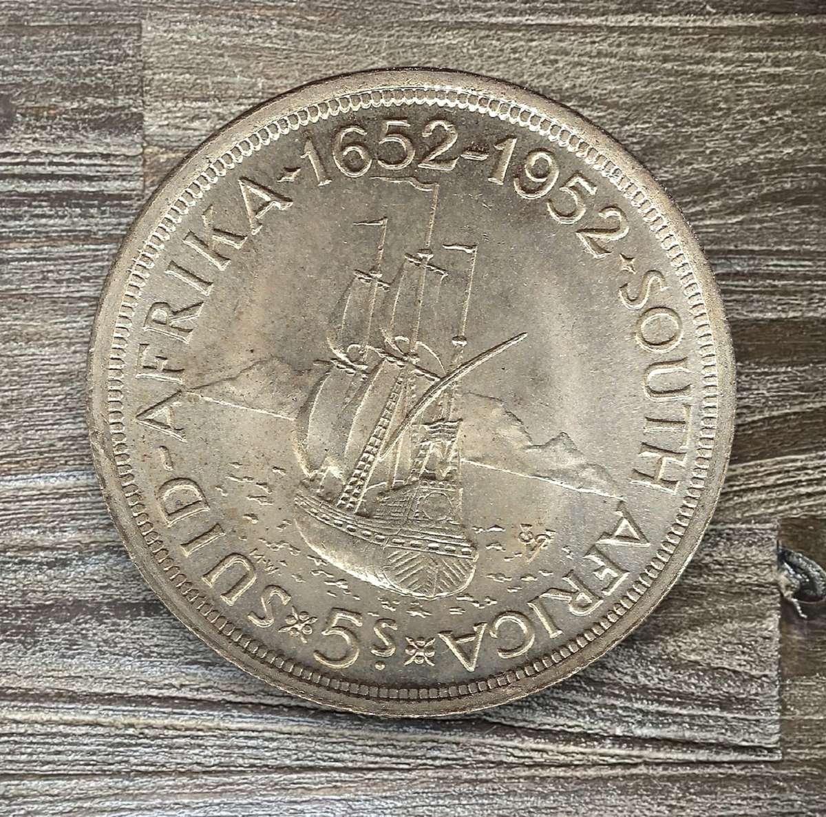 1952 *** 5 Shilling *** Very good quality with a hint of mint bloom