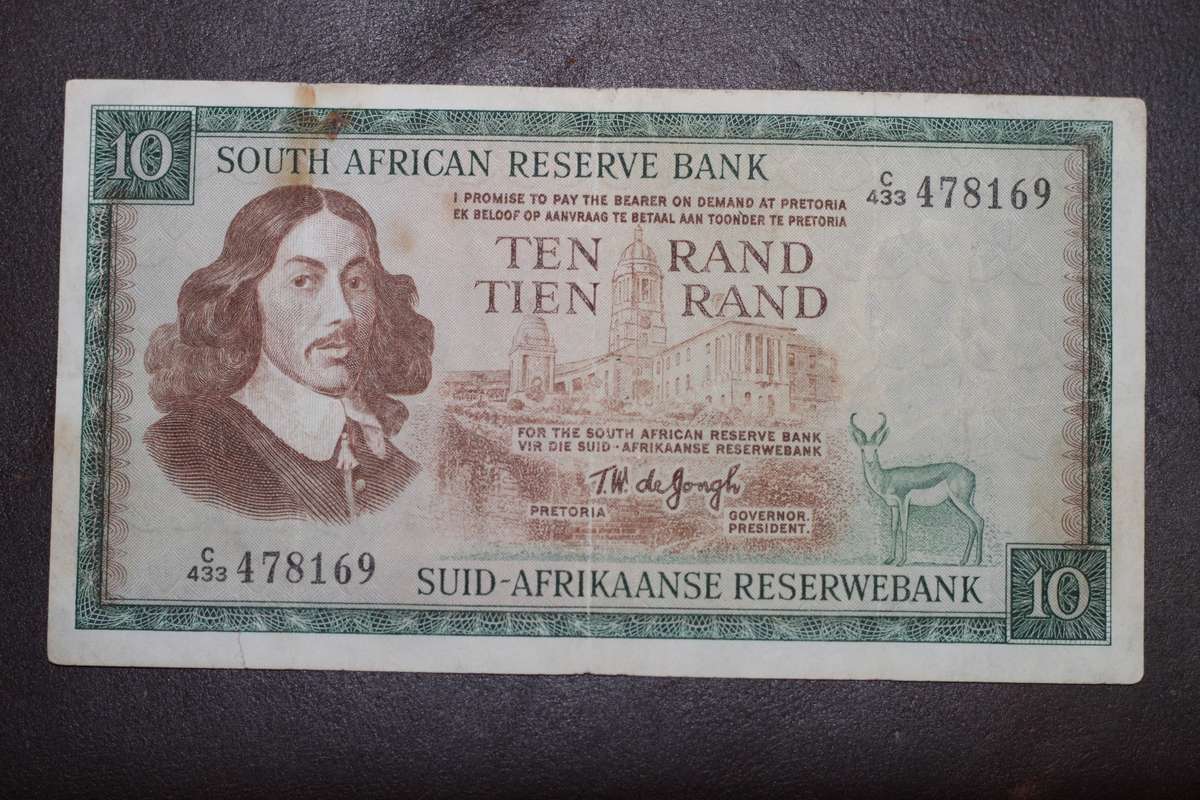 TW de Jongh *** R10 *** Rusted from paper clip