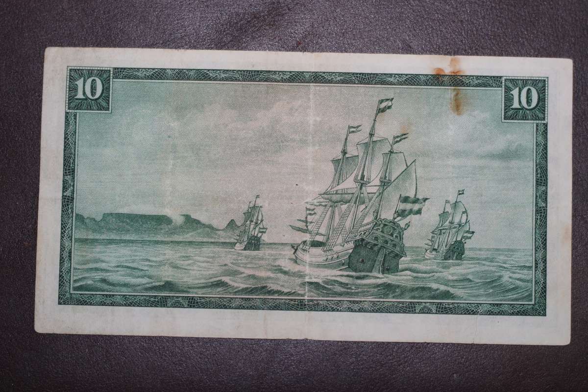 TW de Jongh *** R10 *** Rusted from paper clip