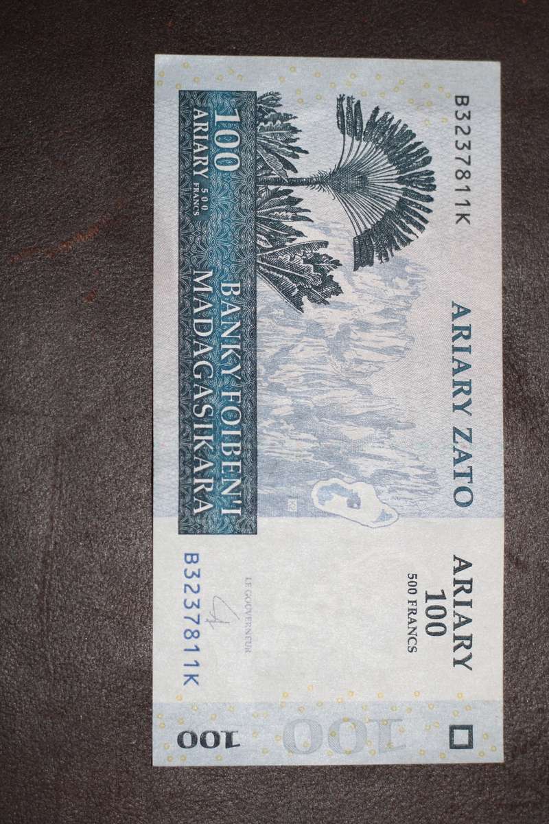 Madagaska *** 100 Ariary *** Can consider offers