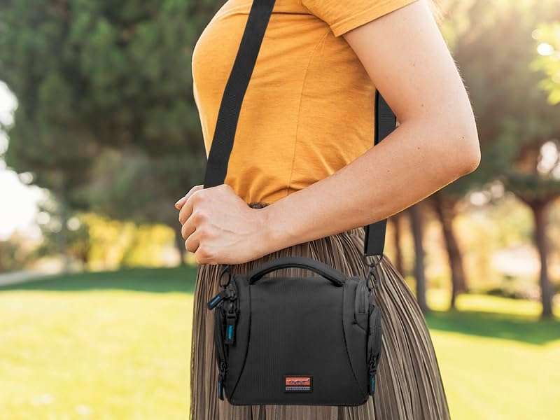 Voyager Compact Bridge/Medium to Large DSLR Camera Bag CB-20