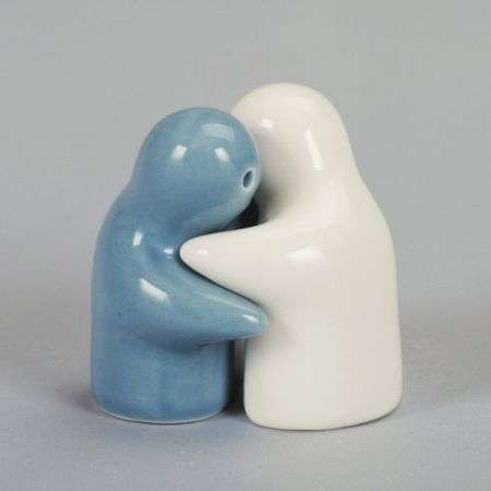 Salt and Pepper hugging couple 5cm (white & grey) (7153)