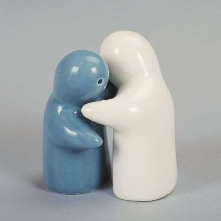 Salt and Pepper hugging couple 8cm (white & grey) (7223)
