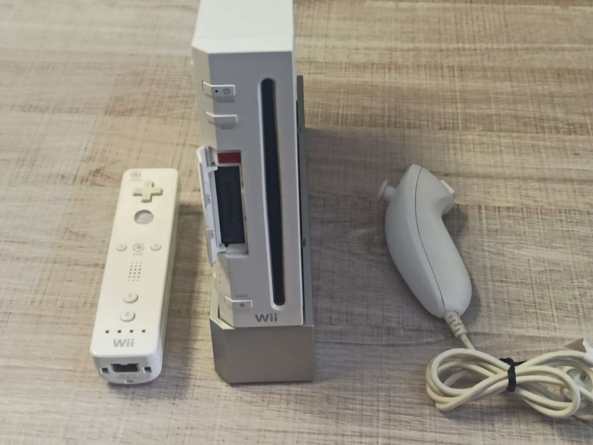 Nintendo Wii Pre-owned White Console : Wii (Pre-owned)