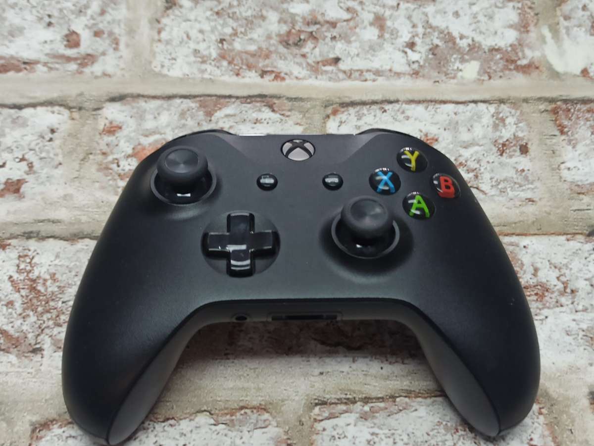 Xbox One X 1TB Pre-owned Console : Xbox One (Pre-owned)