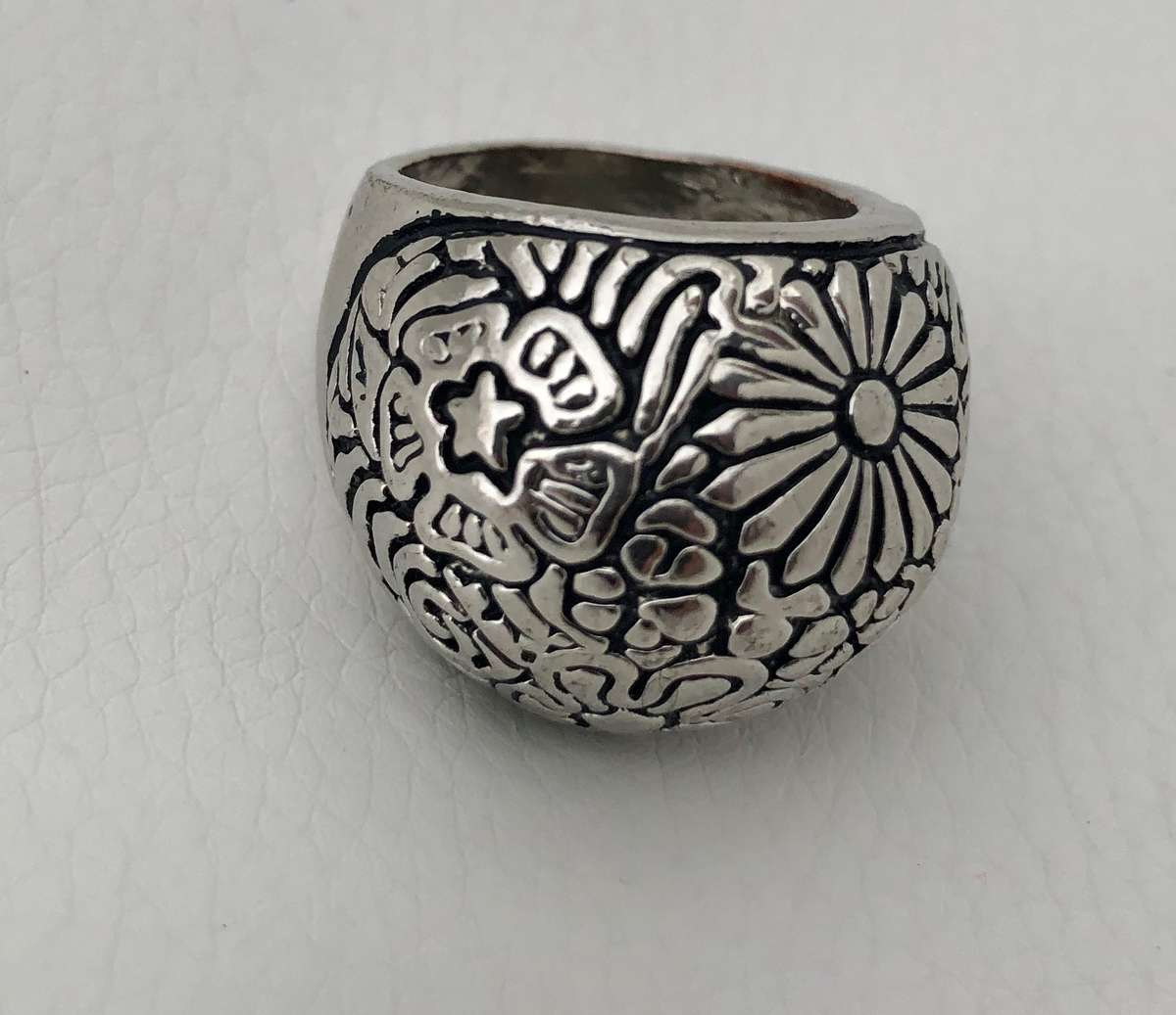 Ring - Silver Tone Chunky Dome Shape With Flower Pattern #ML271