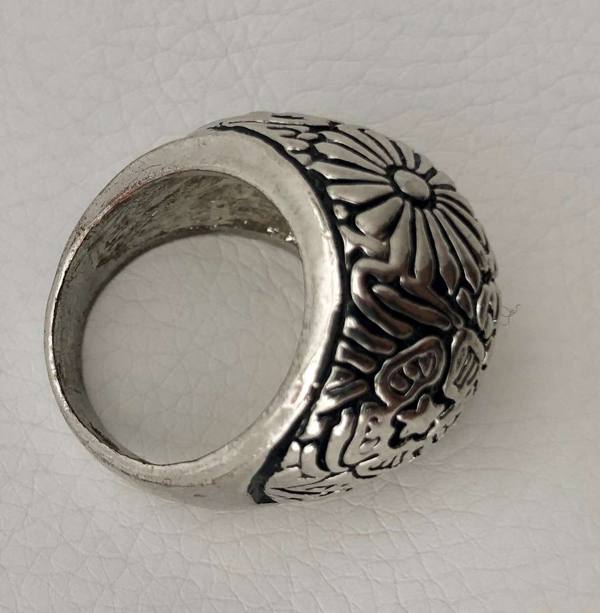 Ring - Silver Tone Chunky Dome Shape With Flower Pattern #ML271