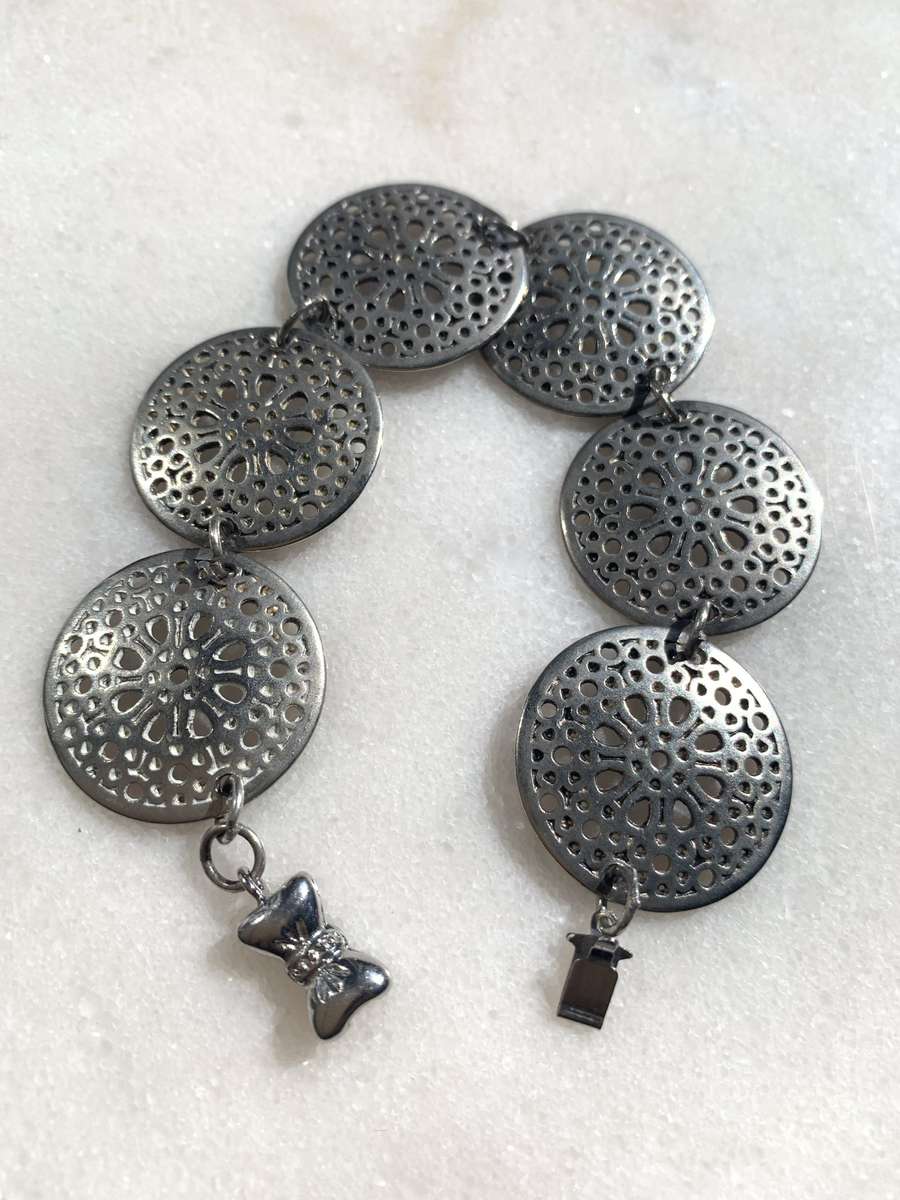 Bracelet - 6 Large Round Patterned Pendants. Silver Colour #ML841