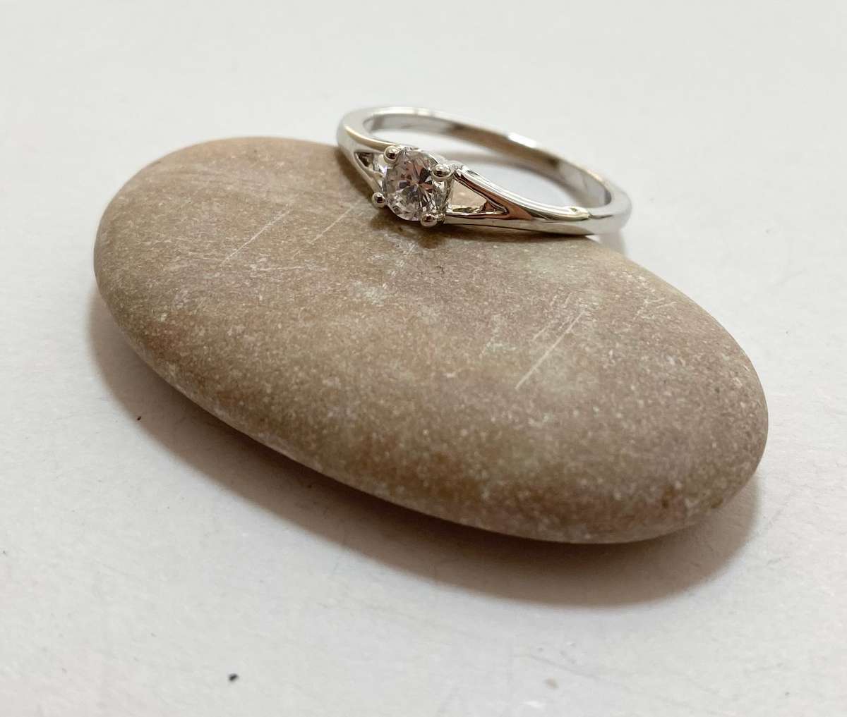 Ring - Clear Centre Stone on Plain Band. Silver Colour #ML1366