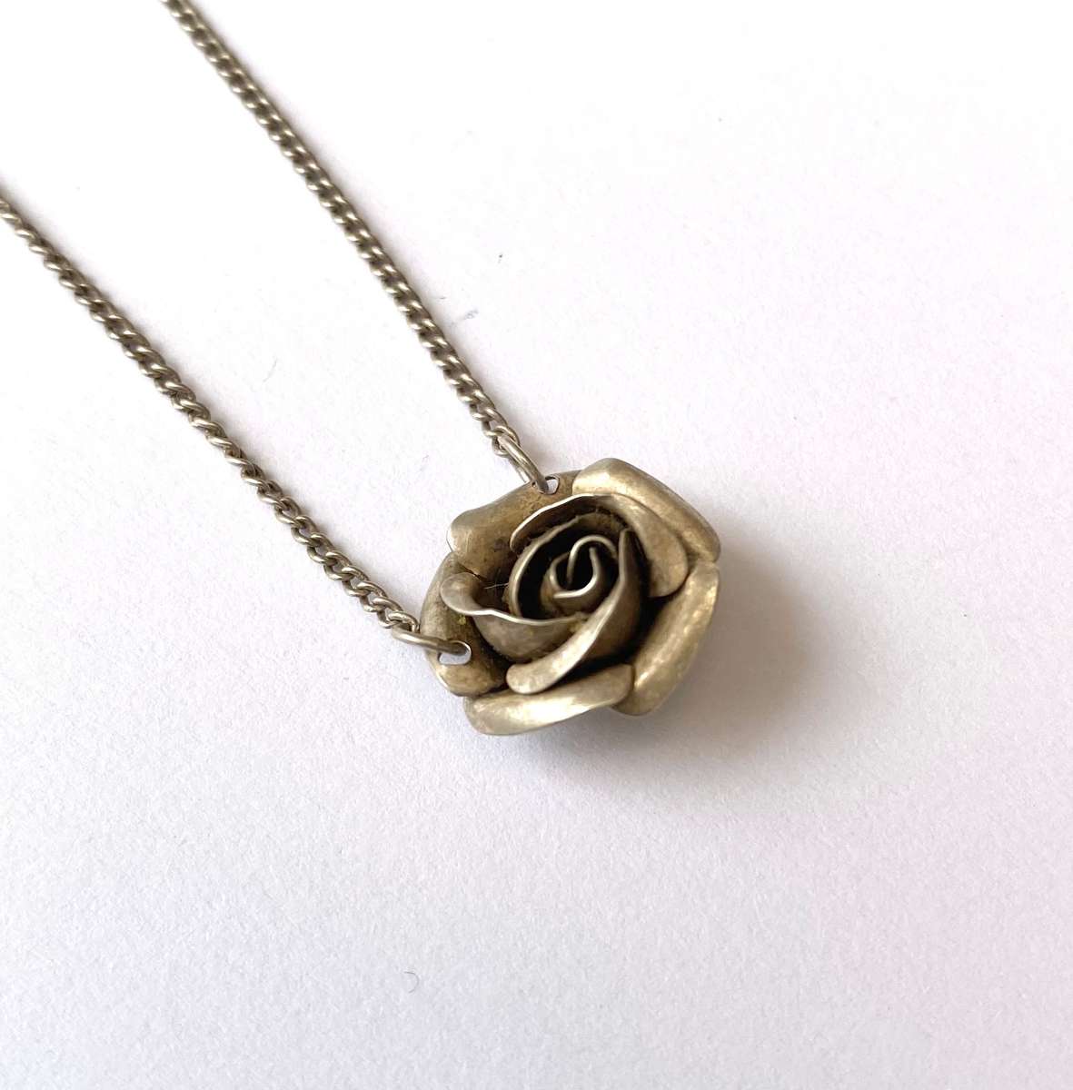 Necklace - Silver Rose Pendant On Silver Chain #ML1622