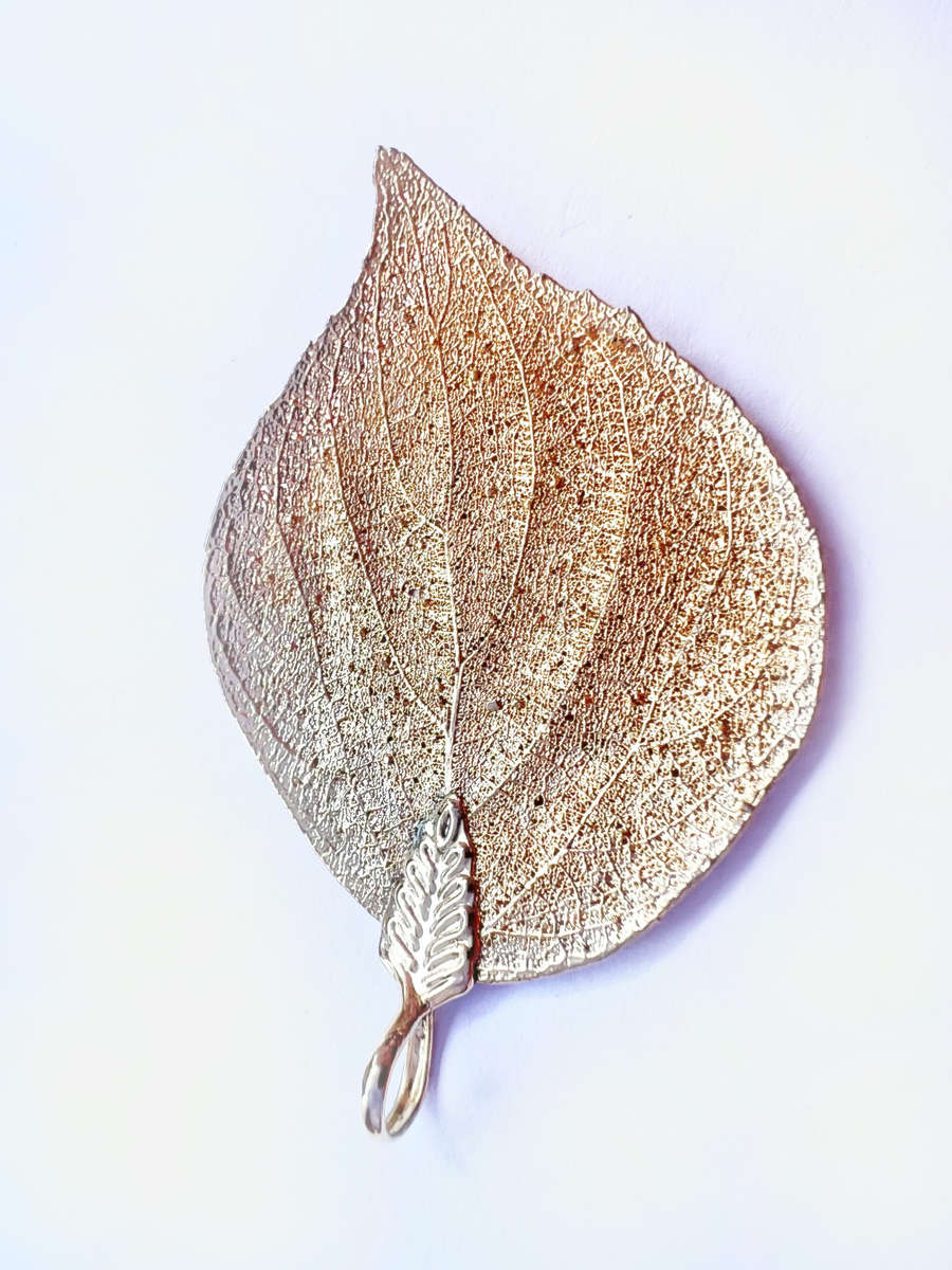 Pendant - Gold Tone Leaf. Stunning Piece ML1851