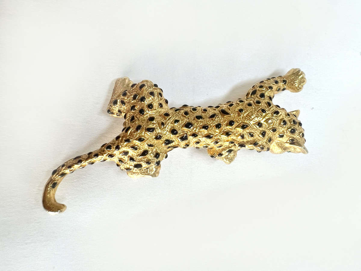 Brooch - 1980 Retro Climbing Leopard Design. Gold Tone with Black Spots. Green Glass Eye ML1881