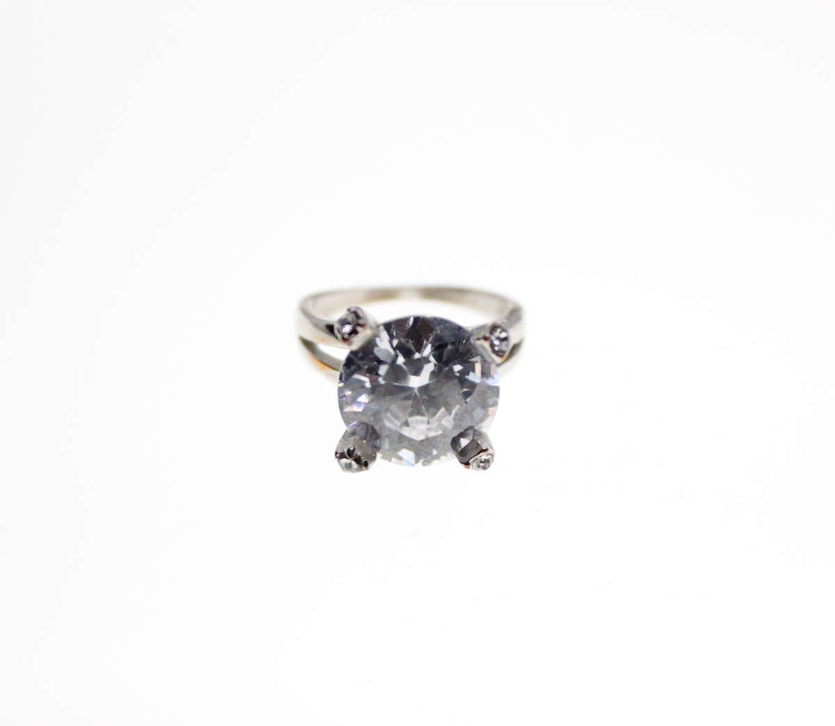 Ring - Silver Tone Solitaire Design with Split Band. Large Clear Stone in Claws - ML2528